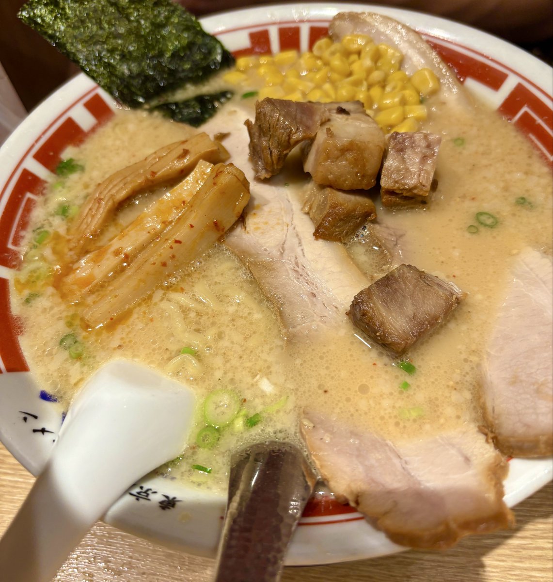 チェンソーマン観に行った🚗
 
スピード感溢れる映像と
迫力の戦闘シーン🔥
 
いやぁ、良かった😊✨
 
サメの魔神とのバディも最高👍
最後は少し泣けるし😭
 
ただぁ‼️
 
目で追うのがやっとだったぜ💦
 
ぼんっ💋🫰 💣
 
興奮の中、ラーメン店へ
やっぱ屯ちんはうめぇ😋
 
このお店選んで

♬大正解♬