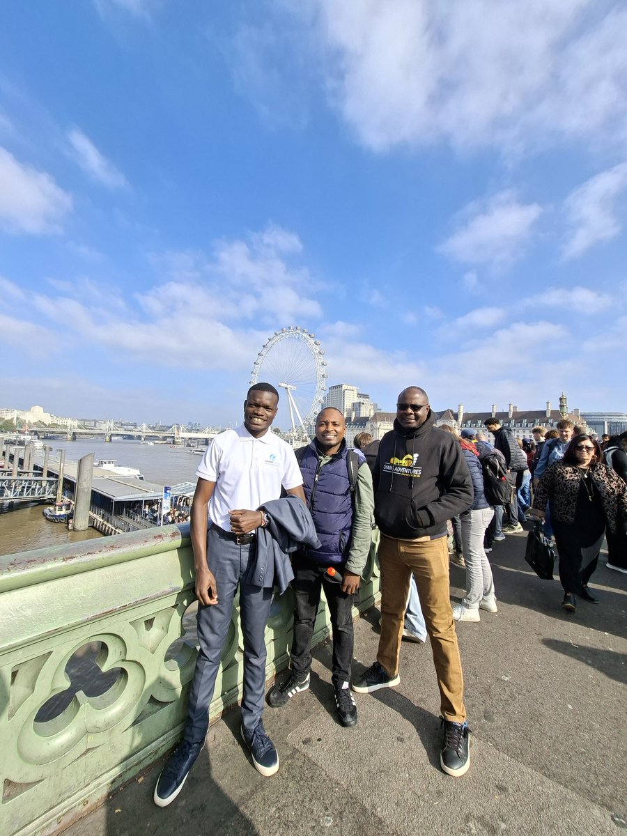 The London Eye made the backdrop of our crew photo on Sunday. Celebrated as an outstanding engineering achievement and world's largest cantilevered wheel, we couldn't resist the pressure to save thos moment in our galleries.