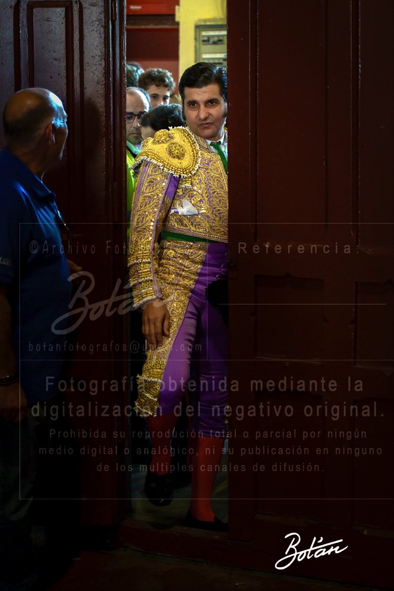 Para salir por La Puerta Grande primero hay que pasar por la del patio de cuadrilla y parece ser que será la última vez que la atraviese como torero en activo. Esto también es historia.
©️📷 Botán
