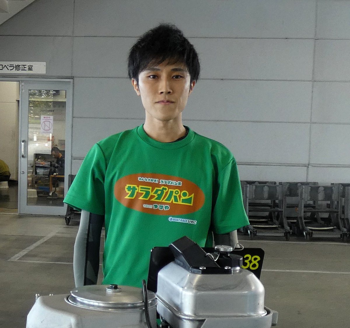 hochi_boatrace's tweet image. ＧⅢ　つるやパン提供　第１０回みんな大好き！サラダパン賞（１３日・ボートレースびわこ・前検日）
 
今節は、選手に特製Ｔシャツが配布されているようです
地元の ＃松山将吾 選手は気に入ったのか、ピットでお披露目🥰
背中に登録番号がシャレオツですわ～
 #ボートレース
#びわこ…