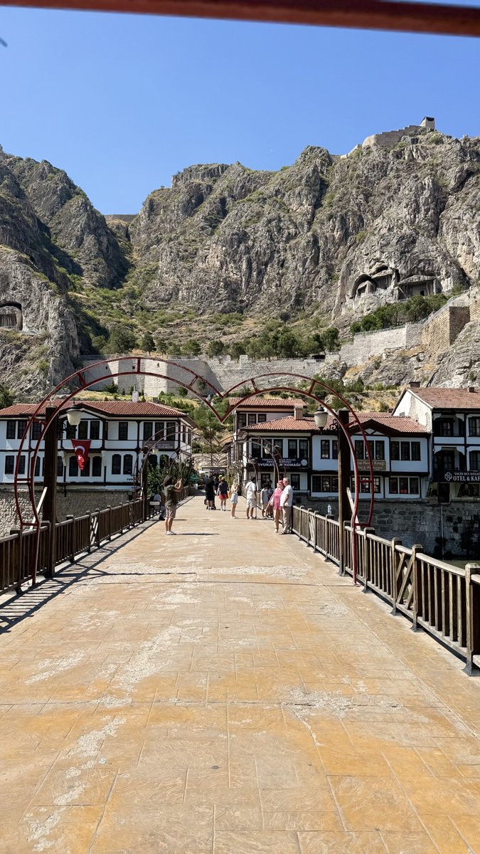 Amasya'da Bu Hafta

Sabah hırkanı, öğlen güneş gözlüğünü, akşam da montunu unutma. Amasya’da sonbahar tüm güzelliğiyle kendini hissettirecek. 🍂