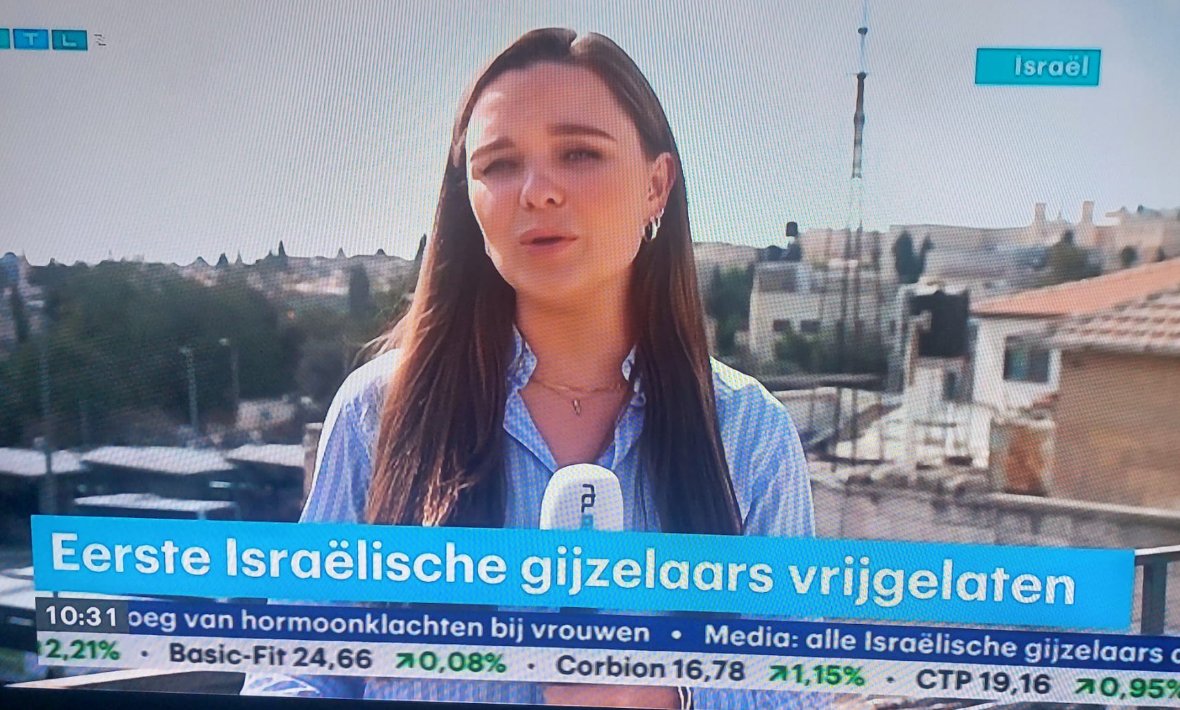 Verslaggeefster Floor Brand van RTL weet niet hoe het met de gijzelaars gaat. Maar denkt dat het met de Israelische wel goed gaat, al zouden ze mentale problemen kunnen hebben door de vele bombardementen van Israel.

Om vervolgens te suggereren dat de Palestijnse gevangenen met