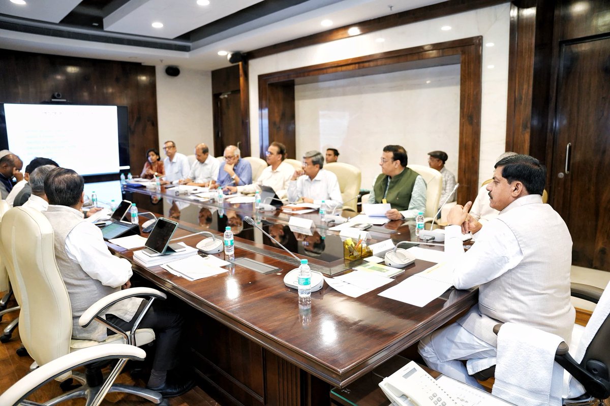 DrMohanYadav51's tweet image. आज मंत्रालय में बैठक कर &apos;उद्योग एवं रोजगार वर्ष&apos; की थीम पर आगामी 1 नवंबर को &apos;मध्यप्रदेश स्थापना दिवस&apos; समारोह पूरे उत्साह और भव्यता के साथ मनाने के निर्देश दिए। मुख्य समारोह में सुप्रसिद्ध गायक श्री @JubinNautiyal जी की प्रस्तुति होगी।

इस अवसर पर भगवान श्री कृष्ण जी के भक्ति पदों…