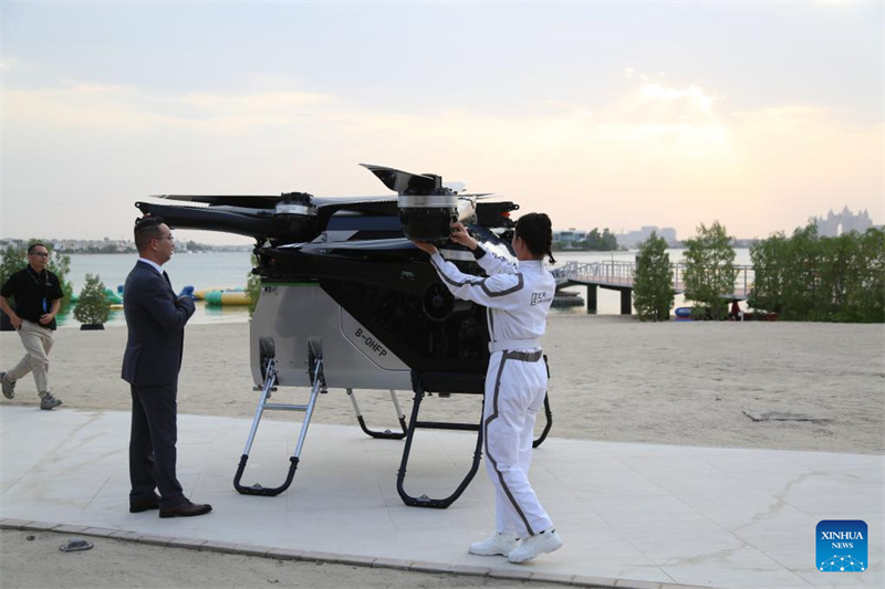 DiarioPovo's tweet image. Um carro voador desenvolvido pela empresa chinesa #XPENG AEROHT decolou no domingo sobre Dubai, Emirados Árabes Unidos (#EAU), marcando um passo significativo no alcance global da tecnologia de aeronaves de baixa altitude da China. #carro ou #avião?