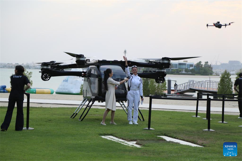 DiarioPovo's tweet image. Um carro voador desenvolvido pela empresa chinesa #XPENG AEROHT decolou no domingo sobre Dubai, Emirados Árabes Unidos (#EAU), marcando um passo significativo no alcance global da tecnologia de aeronaves de baixa altitude da China. #carro ou #avião?