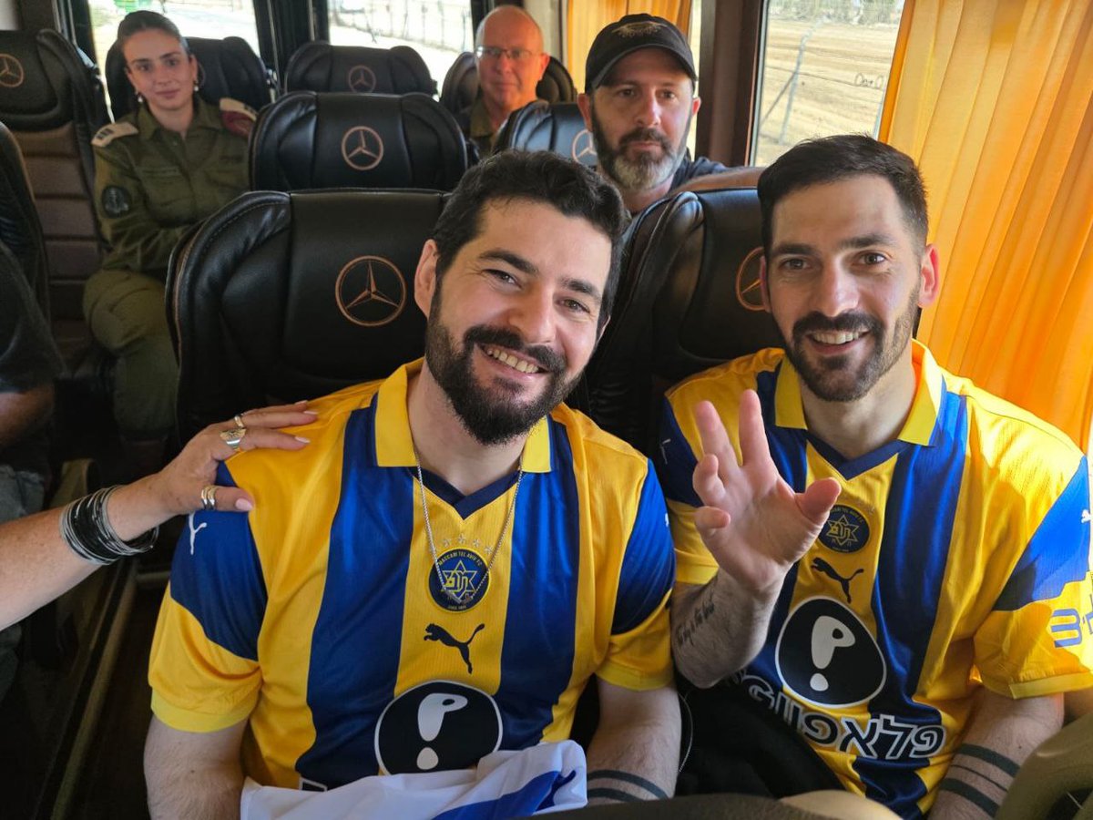 danilerer's tweet photo. Gali y Zvi Berman con la camiseta de su equipo, el Maccabi Tel Aviv. https://t.co/y4oKvR4OPG