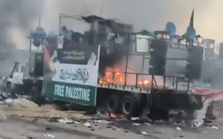 یہ جلتا ہوا کنٹینر صدیوں اہلسنت کا پیچھا کرتا رہے گا
#پوراملک_جام_کردو
#پاکستان_بن_گیاغزہ
 #گولی_کیوں_چلارہےہو