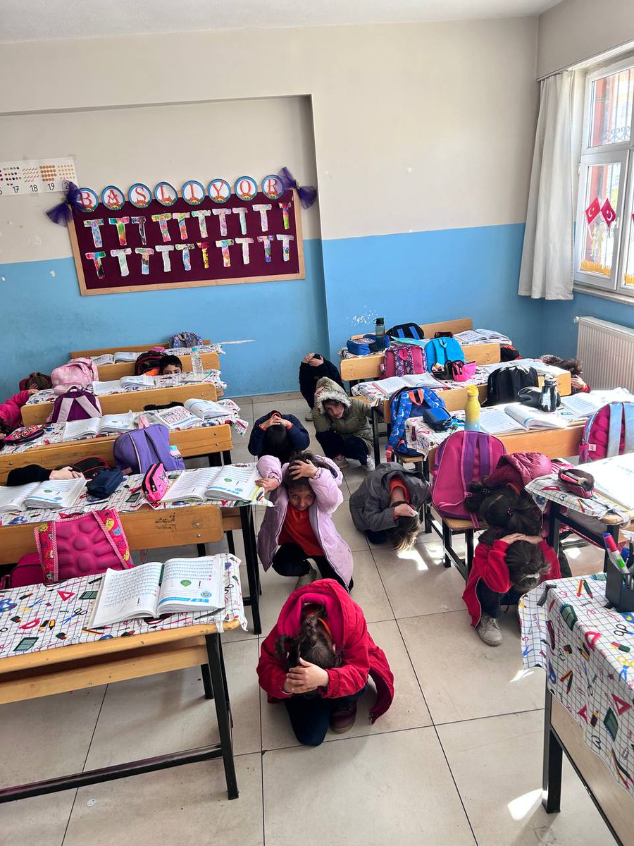 Sincikataturk's tweet photo. 13 Ekim Afet Risklerinin Azaltılması Günü kapsamında okulumuzda deprem tatbikatı ve afet bilinci semineri düzenledik.
💪 Öğrencilerimizle afetlere karşı hazırlıklı olmanın önemini bir kez daha vurguladık. https://t.co/GtfXf3m3aP
