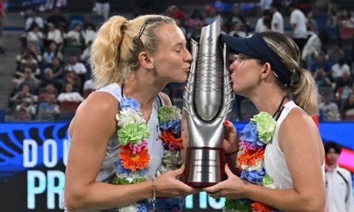 SportWinCZweb's tweet image. Královna čtyřhry opět úřaduje! Siniaková oslavila ve Wu-chanu již čtvrtý titul roku a může přezimovat na postu světové jedničky dlvr.it/TNdvLq #tenis #Siniaková #čtyřhry #sport