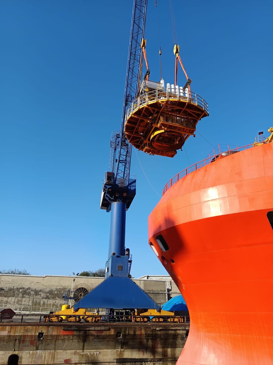 GibdockLtd's tweet photo. Two dockside cranes, one critical lift. Today’s tandem operation in Dock 1 saw the turret of the telescopic motion compensation gangway safely lifted onboard. A brilliant example of the coordination, skill and capability our team brings to every project. https://t.co/RYretAiDEm