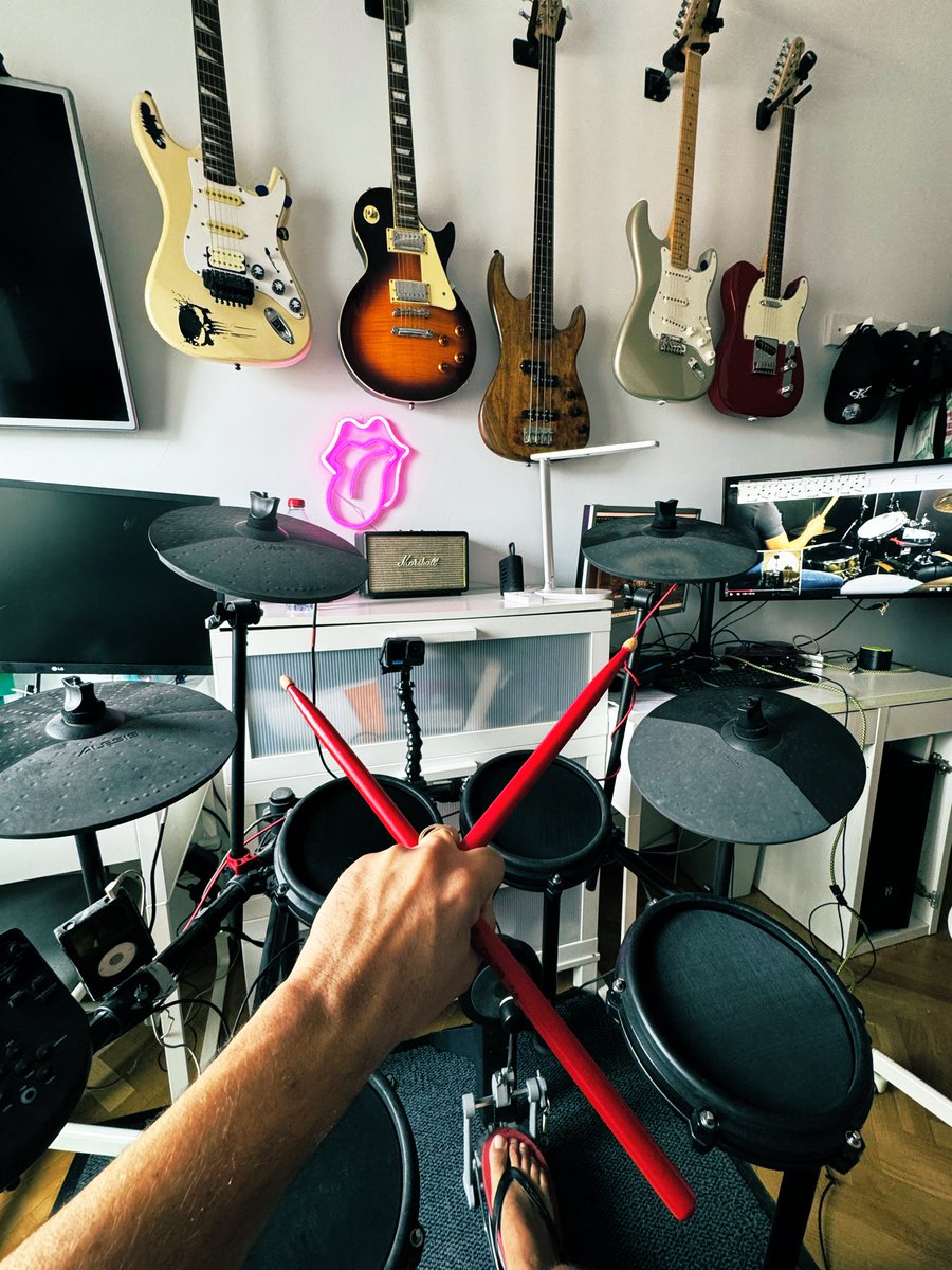 Feliz lunes Chavalada!

Foto de ayer mientras peleaba contra las semicorcheas!

#drummer #guitarist