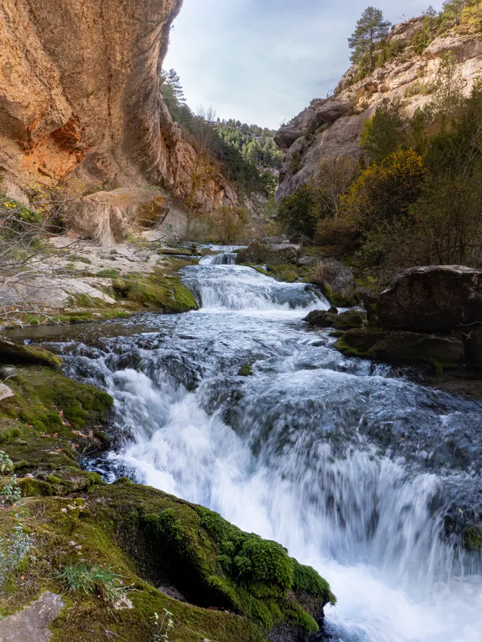 El #RíoPitarque nace entre paredes de roca y bosques mágicos 🌳💧. En otoño, el camino hasta su nacimiento en Teruel es un paseo lleno de frescor, color y naturaleza en estado puro.

Te dejamos esta ruta para hacerlo
f.mtr.cool/inayzwzpef

#bosquesotoño #aragon