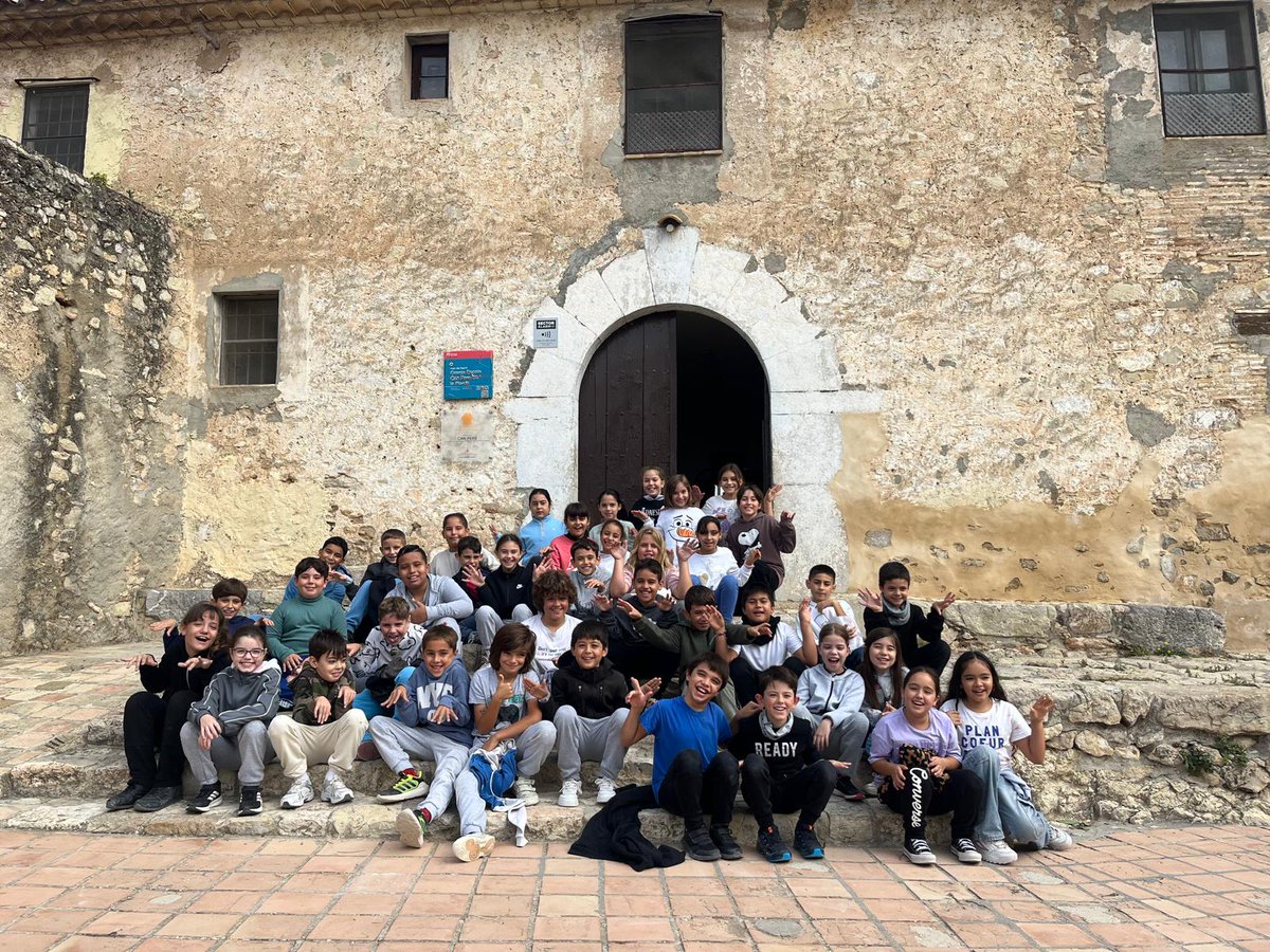 Els infants de 4t ja han arribat a la masia de Can Pere! Estan preparats per començar el taller d'apicultura!