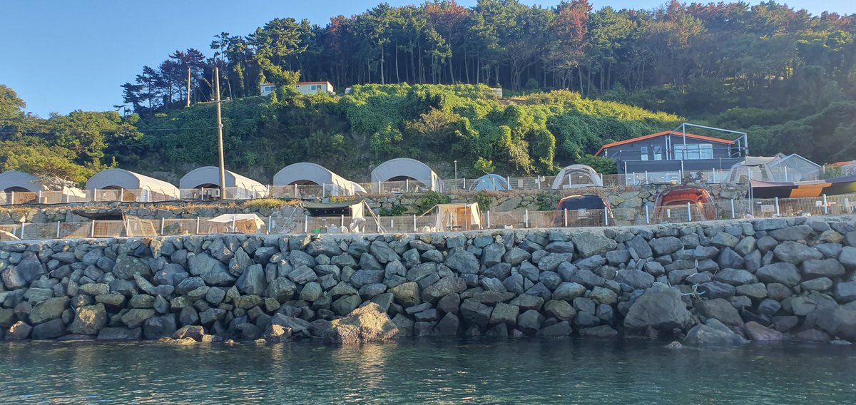 CDDOM2's tweet image. 캠핑장에서 낚시로잡은 물고기랑 삼겹살 바베큐하고놀았음 🥰🥰