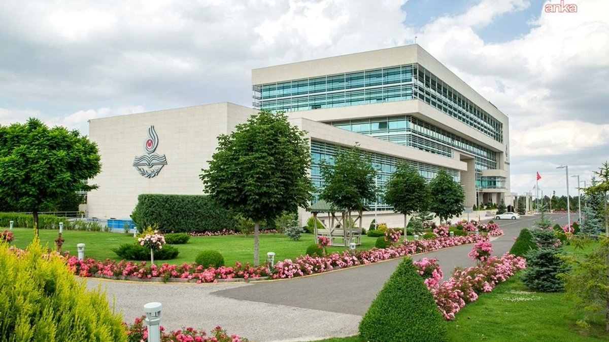 Tüm basın camiasına hayırlı olsun! BİK’in, 49 1/a fıkrası uyarınca ilan kesme yetkisini iptal ettirdik. 
Açtığımız dava ve hukuki mütalaalarımız sonuç verdi, AYM ilgili kanun maddesinin Anayasa’ya aykırı olduğunu tespit etti. Bu maddeyle hiçbir basın kuruluşunun resmi ilanı