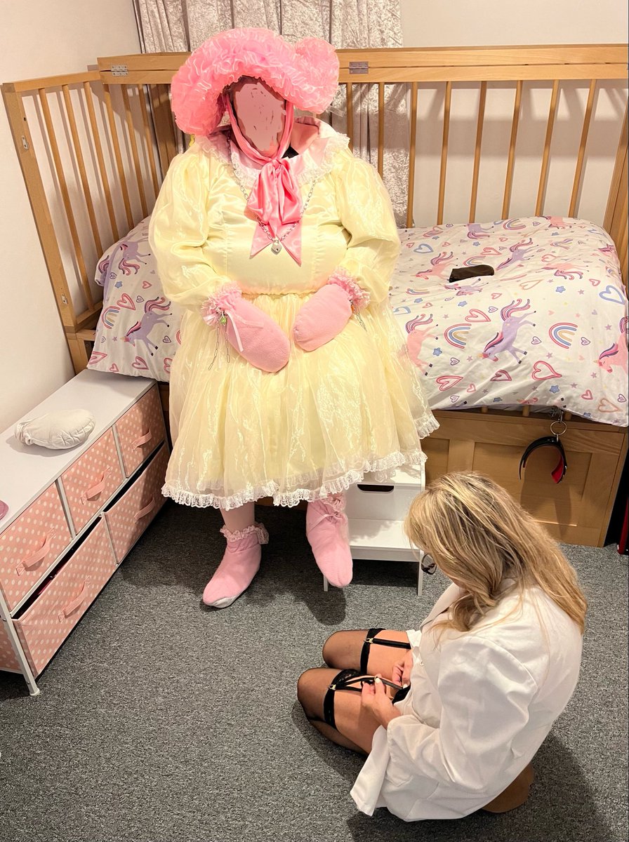 Sissy Katie just couldn’t take her eyes off me adjusting my stockings. 

#stockings
#sissybaby
#abdl
#blackstockings