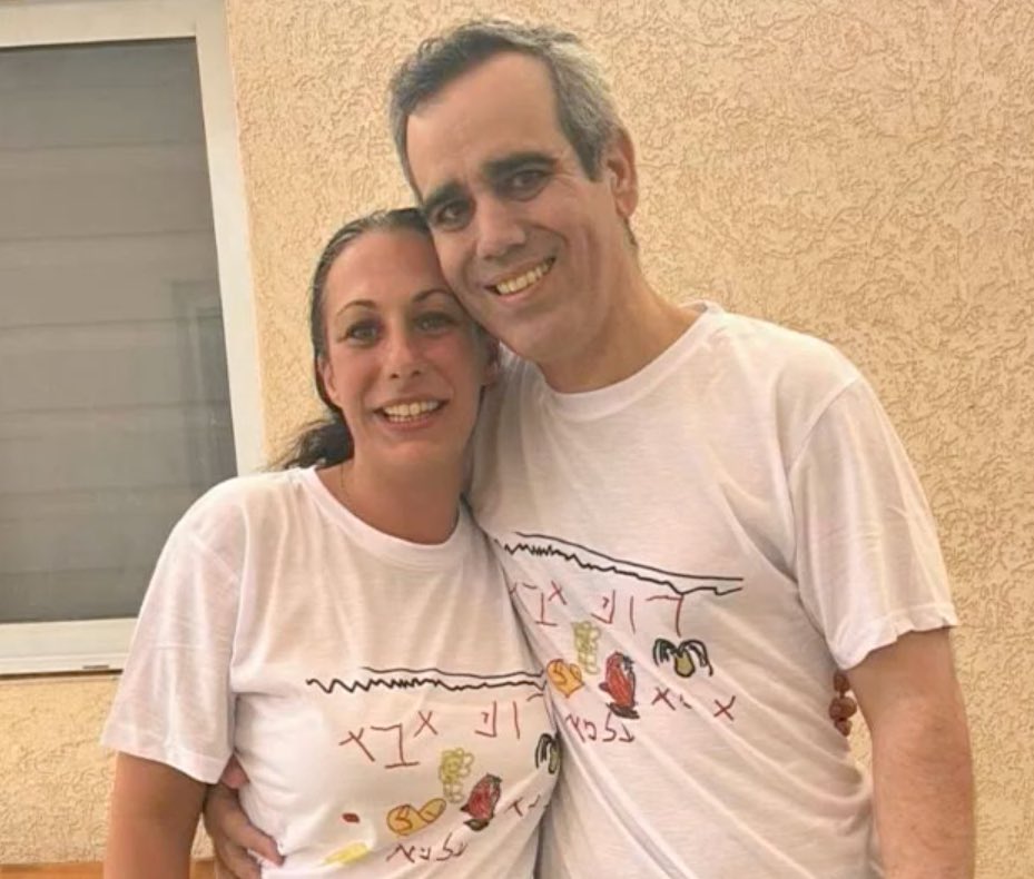 StopAntisemites's tweet image. Omri Moran is reunited with his wife after more than 2 years being held hostage in Gaza.
Both are wearing shirts made by their young daughters ♥️.
