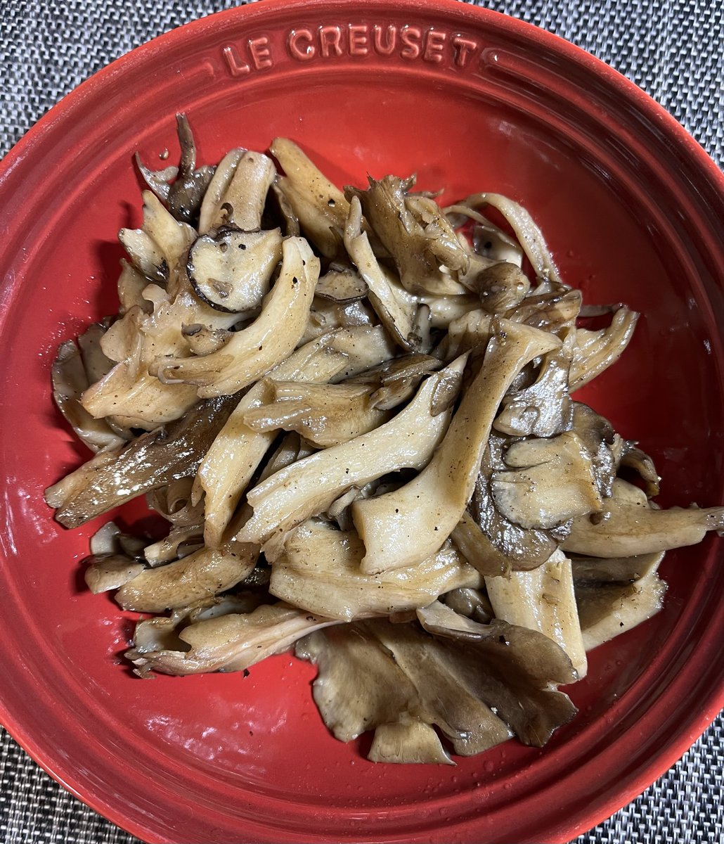 舞茸尽くし。幸せすぎます。そして、ミズコブの味どうらく漬けと、今年ラストのミズの炒め物。秋田産のササギも入れたラム肉とのソテーも絶品。舞茸ご飯マジで美味い。バター炒めと煮つけも作りました。本当に贅沢な秋田の味覚。熊は舞茸は食べないらしいけど、命懸けで山に入ってくれた方、感謝です。
