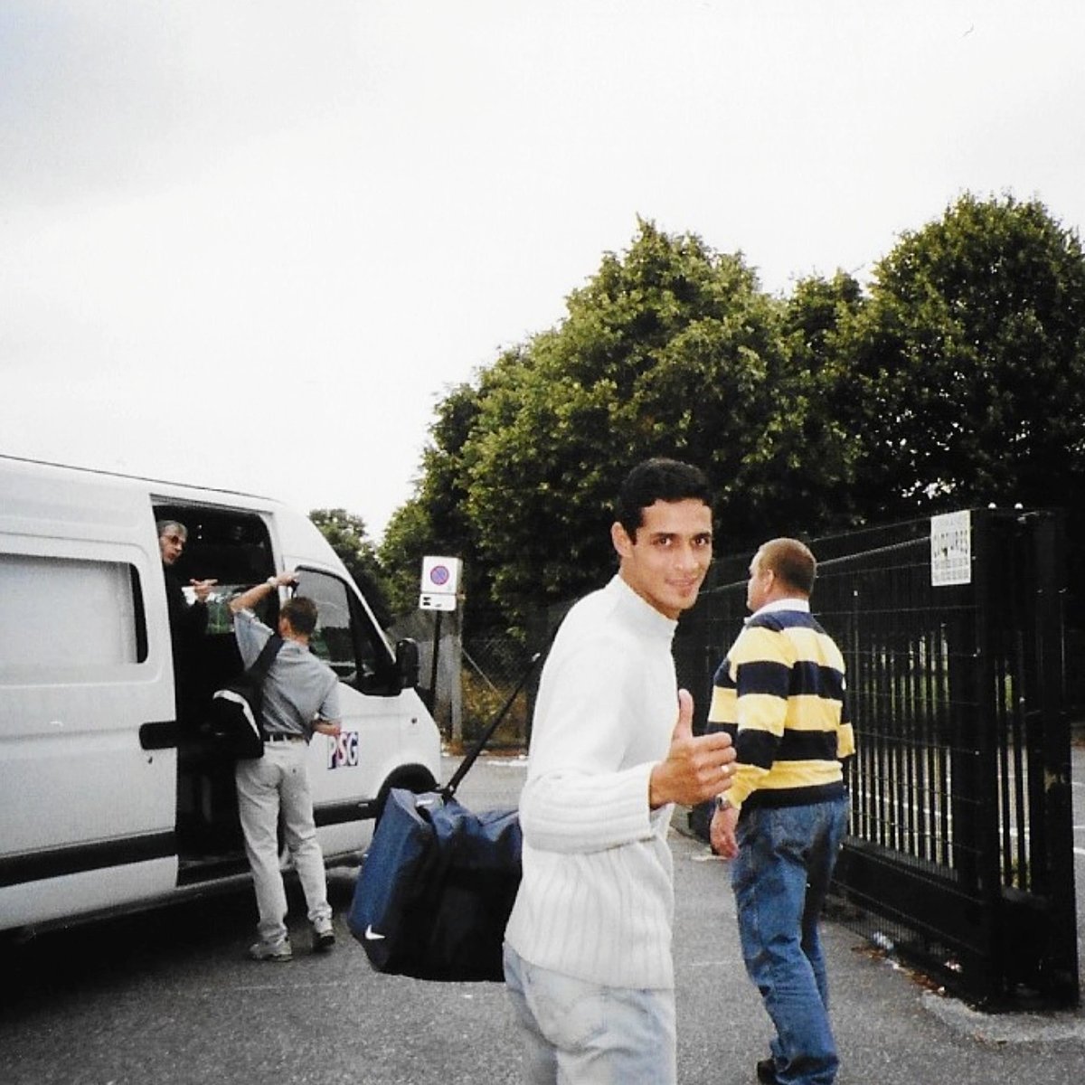 NavetBenjamin's tweet photo. Le brésilien André Luiz va monter dans la navette du Camp des Loges, en 2002.

📸: collection personnelle @NavetBenjamin 

#PSG #TeamPSG #ParisSaintGermain
#campdesloges #andreluizmoreira https://t.co/KnbzMOxBri