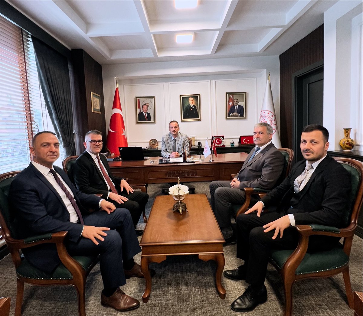 Seydişehir Belediye Başkanı Sayın Hasan Ustaoğlu, Kültür ve Sosyal İşler Müdürü Resul Bolat ve Ak Parti Seydişehir İlçe Başkanı Ramazan Arın, Konya İl Kültür ve Turizm Müdürü Sayın Fikret Fidan’ı makamında ziyaret ettiler.
Nazik ziyaretleri için teşekkür ederiz.

<a href="/TCKulturTurizm/">T.C. Kültür ve Turizm Bakanlığı</a>