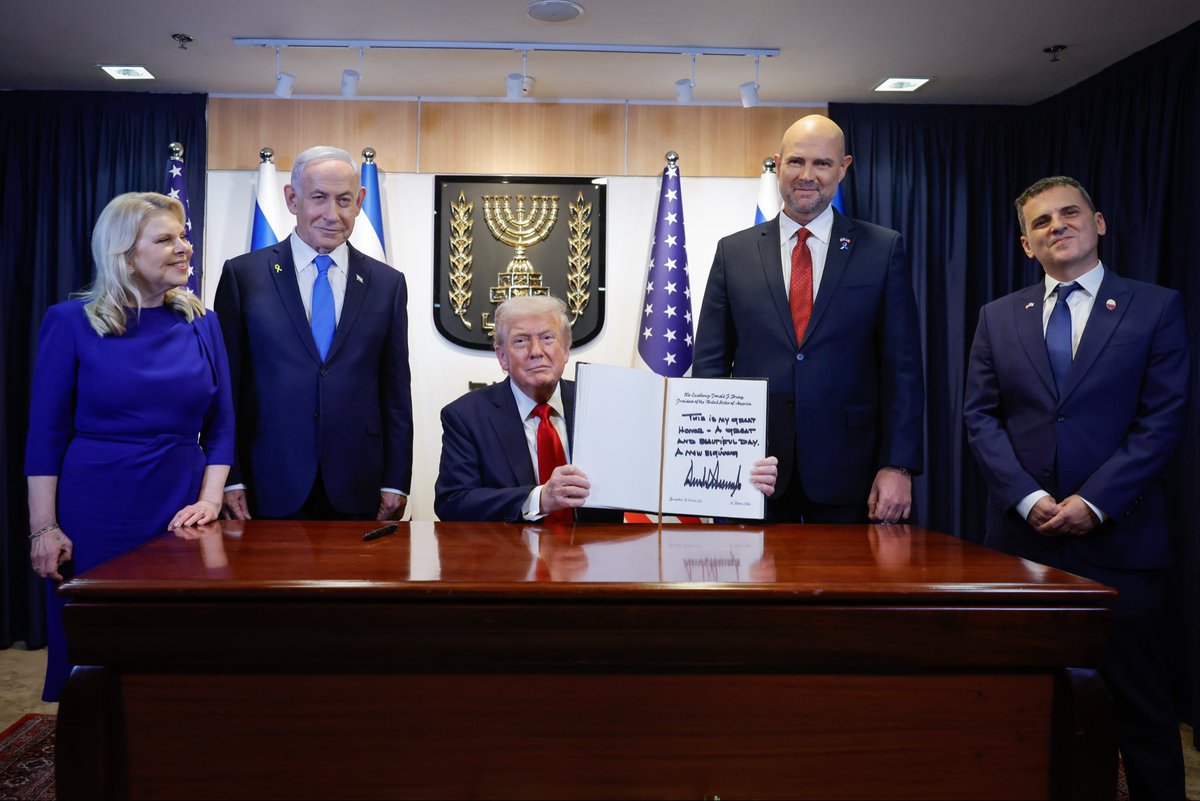 President Donald J. Trump signs the guest book at the Knesset 🇺🇸🇮🇱

"This is my great honor - A great and beautiful day. A new beginning."