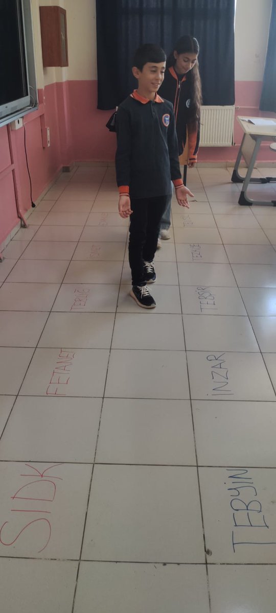 vatan_omerli's tweet photo. Peygamberlerin özelliklerini ve görevlerini pekiştirmeleri amacıyla eşleştirmeli sek sek oyunu etkinliği yapıldı.

@mardinilmem @OmerliMem @SuleymnAKIN @umitcetin47100 @barancesur04 https://t.co/eZCRv0zVSC