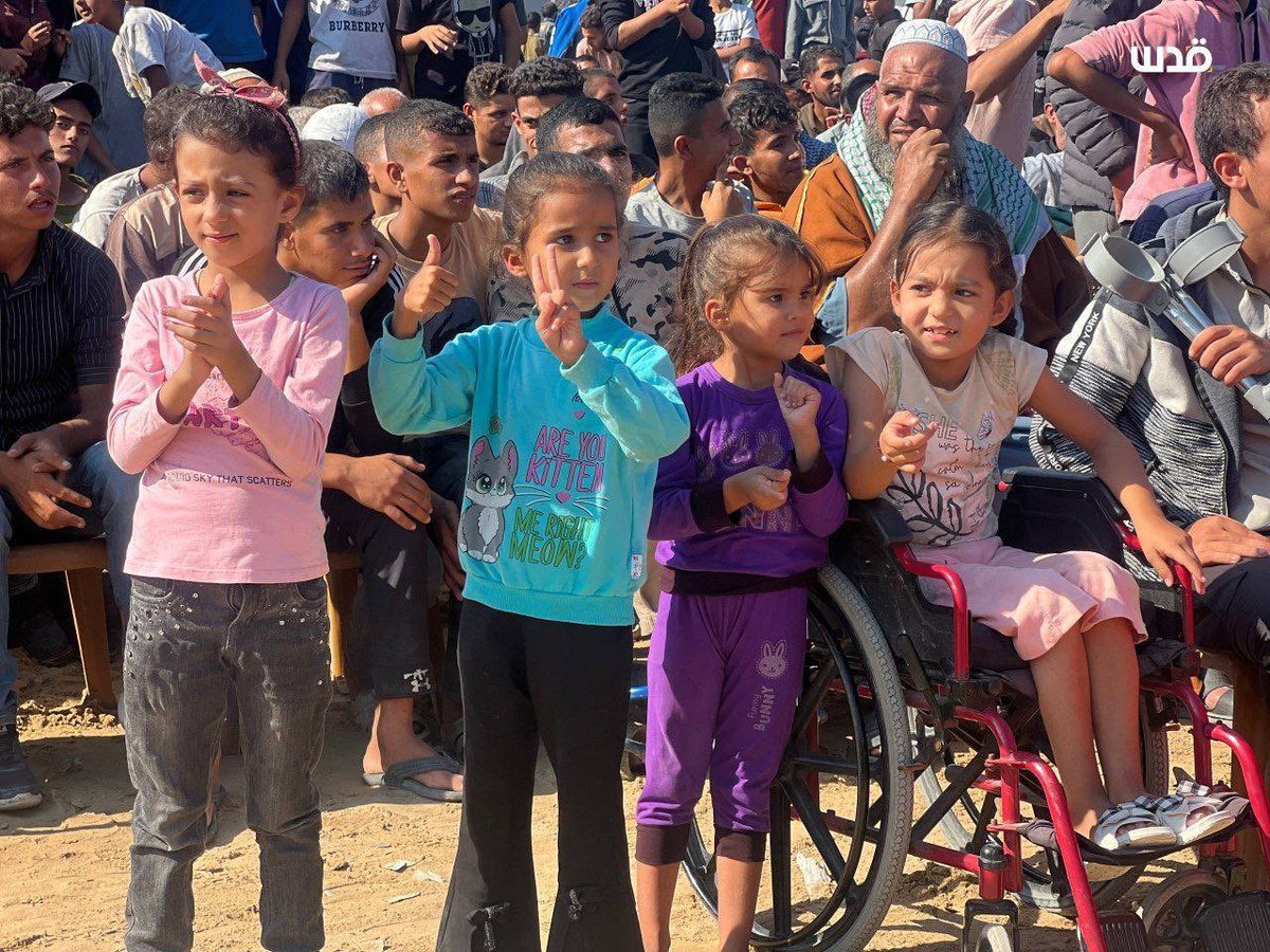 #ENFOTOS | En Khan Younis, al sur de la Franja de #Gaza, la población se prepara para recibir a los rehenes palestinos que serán liberados de las cárceles israelíes por el acuerdo entre Hamás e Israel

📷Quds News Network