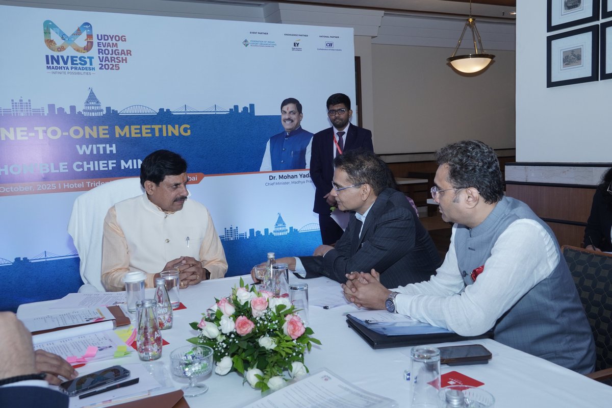 MPIDC's tweet photo. Shri. B.K. Goenka, Chairman, Welspun Corp. met Hon'ble CM Dr. Mohan Yadav in a one-to-one meeting, during which the allotment of an additional 50 acres in Village Jamuniya Khejra, District Raisen and details of the proposed irrigation project were discussed.
#InvestMP #MPIDC #OnetoOneMeetings #REManufacturing #RenewableEnergy #MadhyaPradesh #InfinitePossibilities #IndustrialGrowth