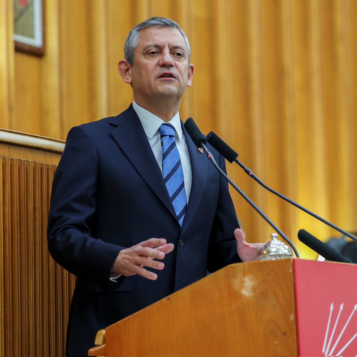 CHP lideri Özgür Özel:

“Yurt dışında aldığın telefonu Türkiye’de 45 bin TL'ye kaydettirme soytarılığına son vereceğiz.”