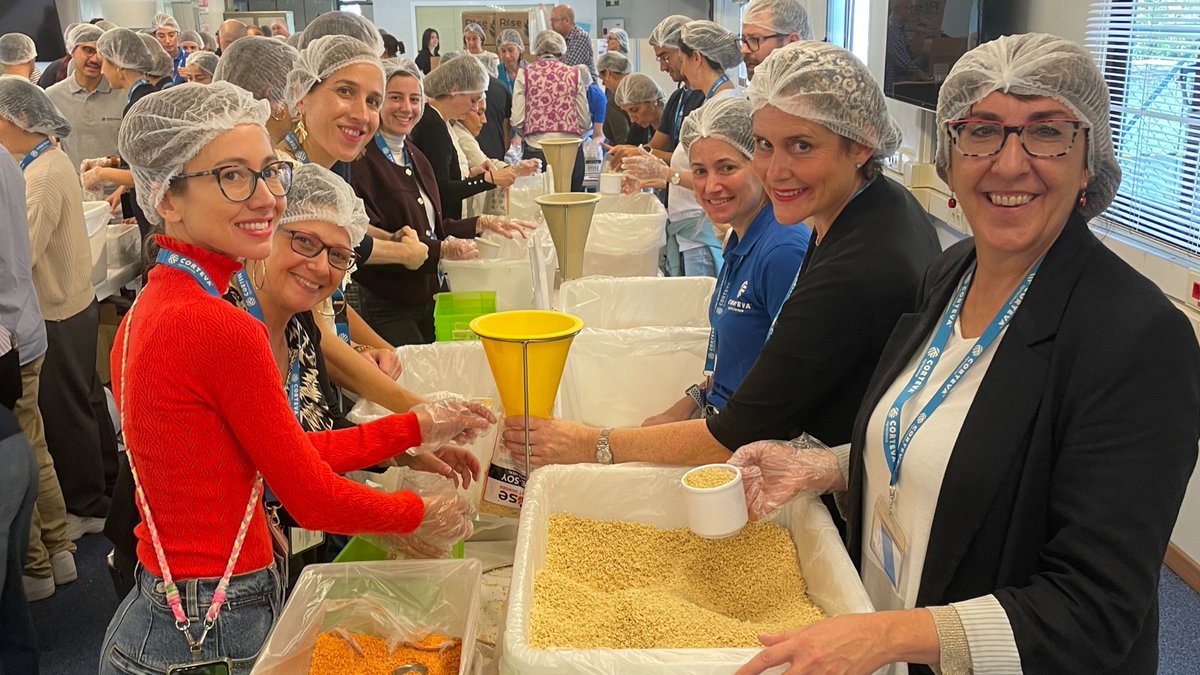 CortevaES's tweet photo. En nuestro site de Asturias organizamos una jornada solidaria junto a #RiseAgainstHunger
👩👩👦 +140 personas
🍽️ 43.200 comidas
🌍 200 niños alimentados durante todo un curso en África
Un ejemplo de compromiso y trabajo en equipo https://t.co/p1OftZZgQ6