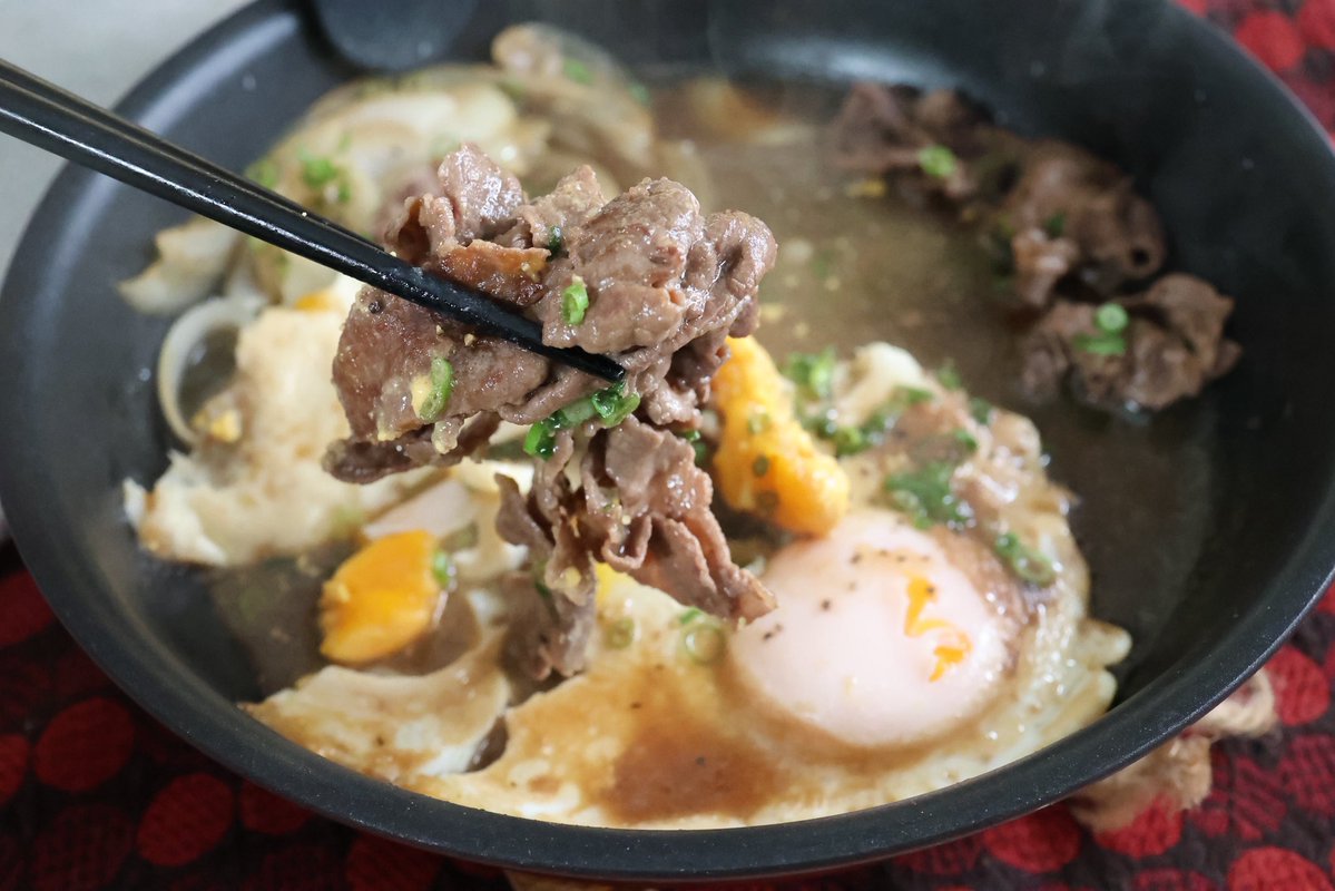 甘辛いたれにとろっと目玉焼きがからむ、箸が止まらないすき焼き風の一皿！
ごはんにのせても最高で、忙しい日のごちそうにもぴったりです。