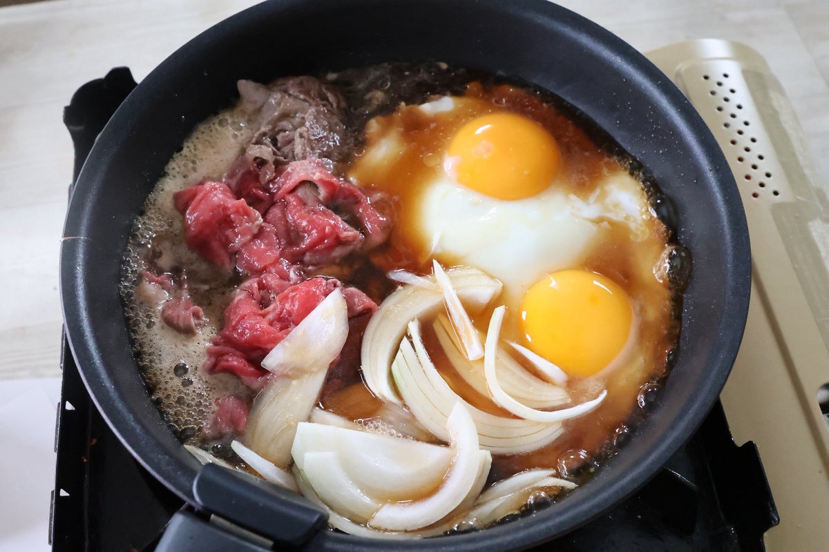 hamagohan_r's tweet photo. 甘辛いたれにとろっと目玉焼きがからむ、箸が止まらないすき焼き風の一皿！
ごはんにのせても最高で、忙しい日のごちそうにもぴったりです。 https://t.co/9hFdyLpHOd