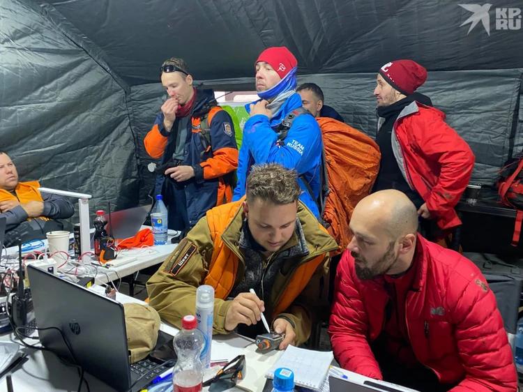 В Красноярском крае приостановили поиски пропавшей в лесу семьи:
krsk.kp.ru/daily/27728/51…

Фото: Полина Клименкова
#новости #Красноярск