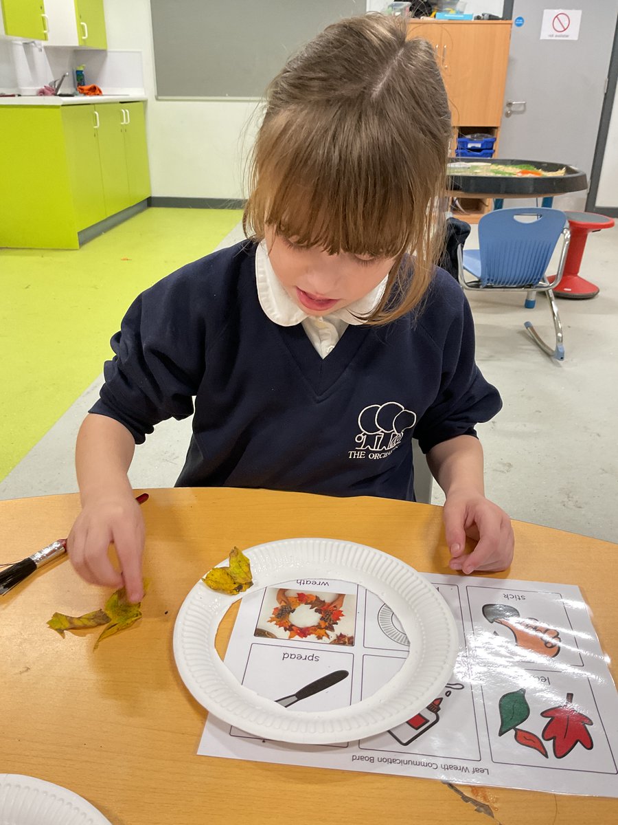 Orchards_School's tweet image. Meadows 3 explored the beautiful colours of autumn leaves and used them to create their very own leaf wreaths. What a lovely way to celebrate the season and get hands-on with nature! 🌿🎨 @brightfuturesET

#Meadows3 #CreativeLearning #AutumnVibes #NatureFun #LeafArt