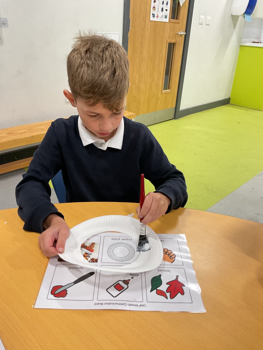 Orchards_School's tweet image. Meadows 3 explored the beautiful colours of autumn leaves and used them to create their very own leaf wreaths. What a lovely way to celebrate the season and get hands-on with nature! 🌿🎨 @brightfuturesET

#Meadows3 #CreativeLearning #AutumnVibes #NatureFun #LeafArt