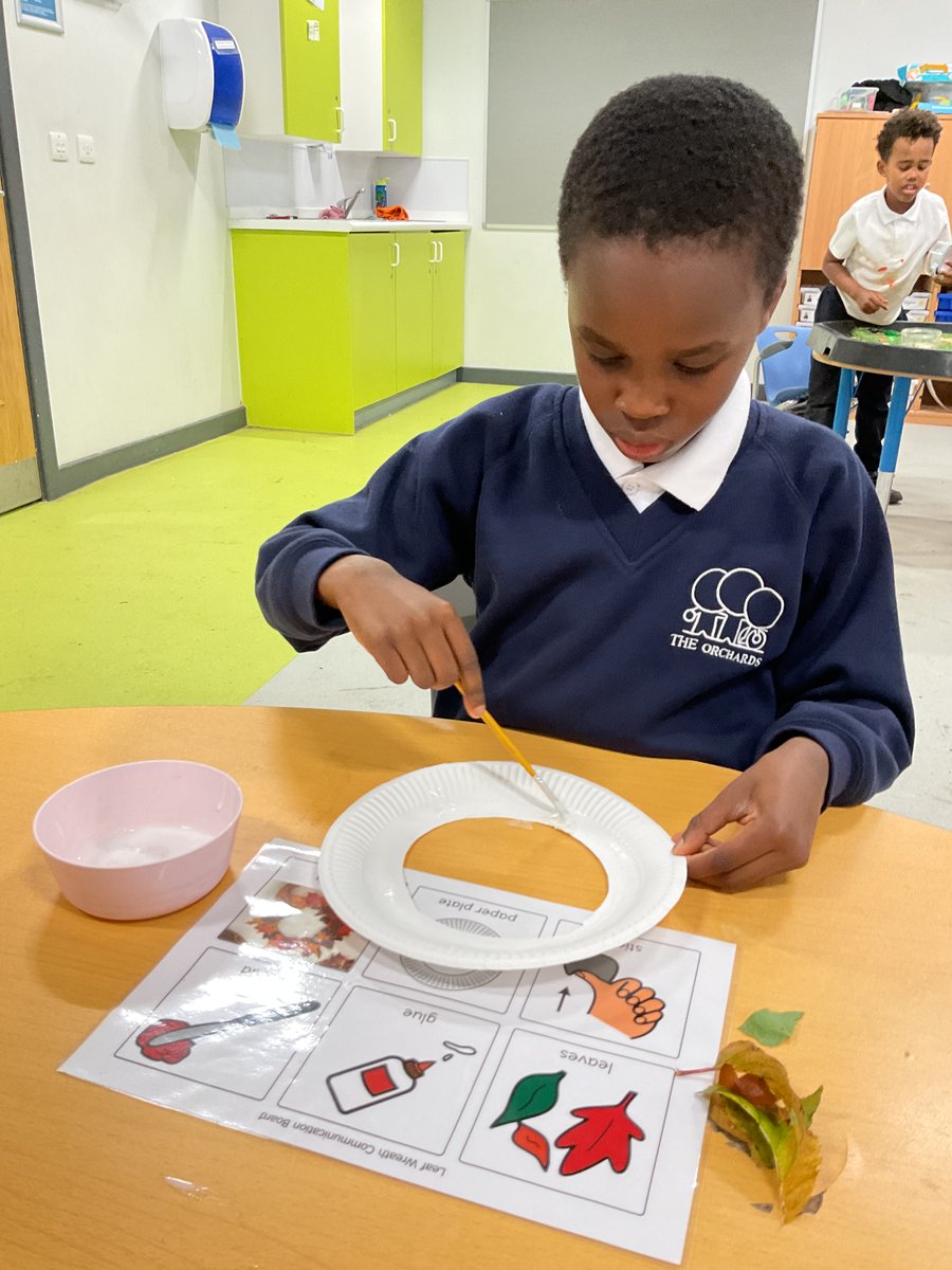 Orchards_School's tweet image. Meadows 3 explored the beautiful colours of autumn leaves and used them to create their very own leaf wreaths. What a lovely way to celebrate the season and get hands-on with nature! 🌿🎨 @brightfuturesET

#Meadows3 #CreativeLearning #AutumnVibes #NatureFun #LeafArt