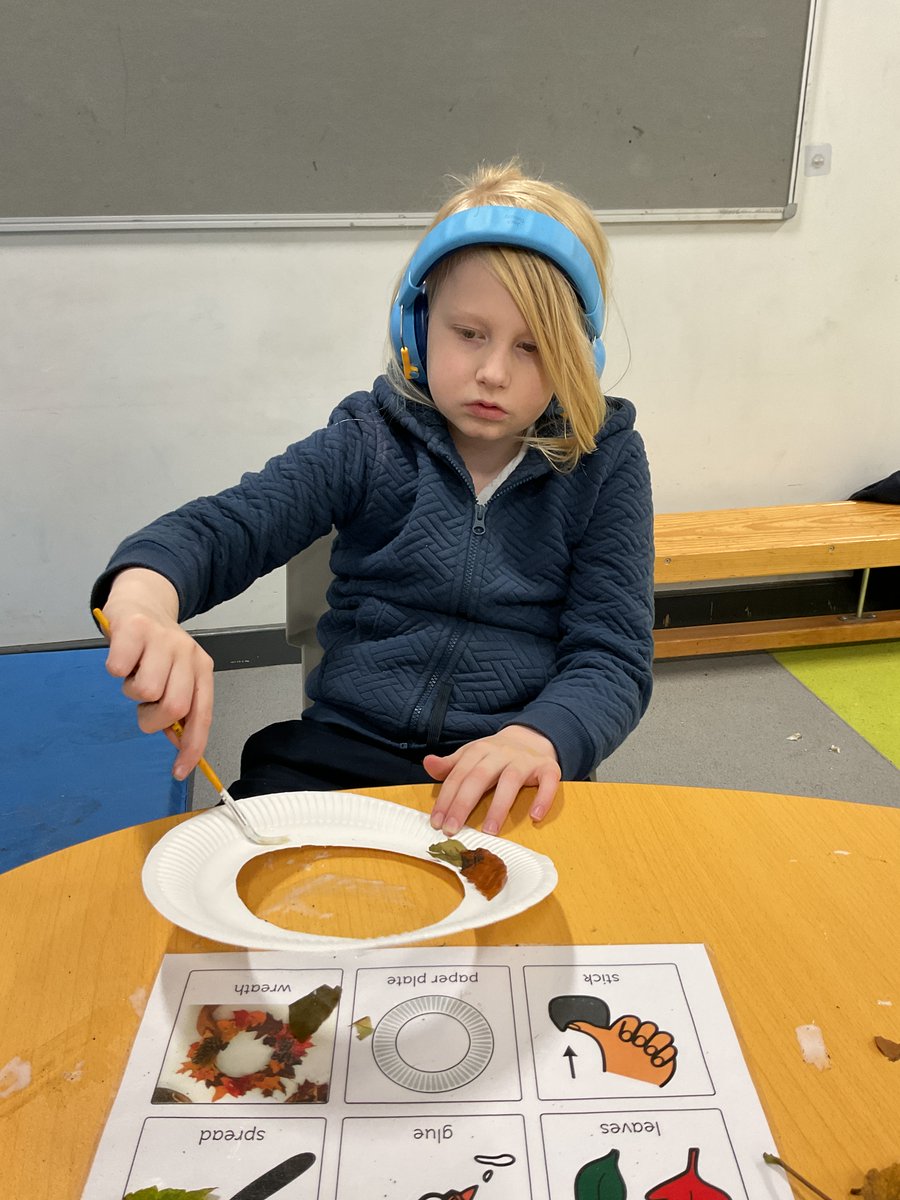 Orchards_School's tweet image. Meadows 3 explored the beautiful colours of autumn leaves and used them to create their very own leaf wreaths. What a lovely way to celebrate the season and get hands-on with nature! 🌿🎨 @brightfuturesET

#Meadows3 #CreativeLearning #AutumnVibes #NatureFun #LeafArt