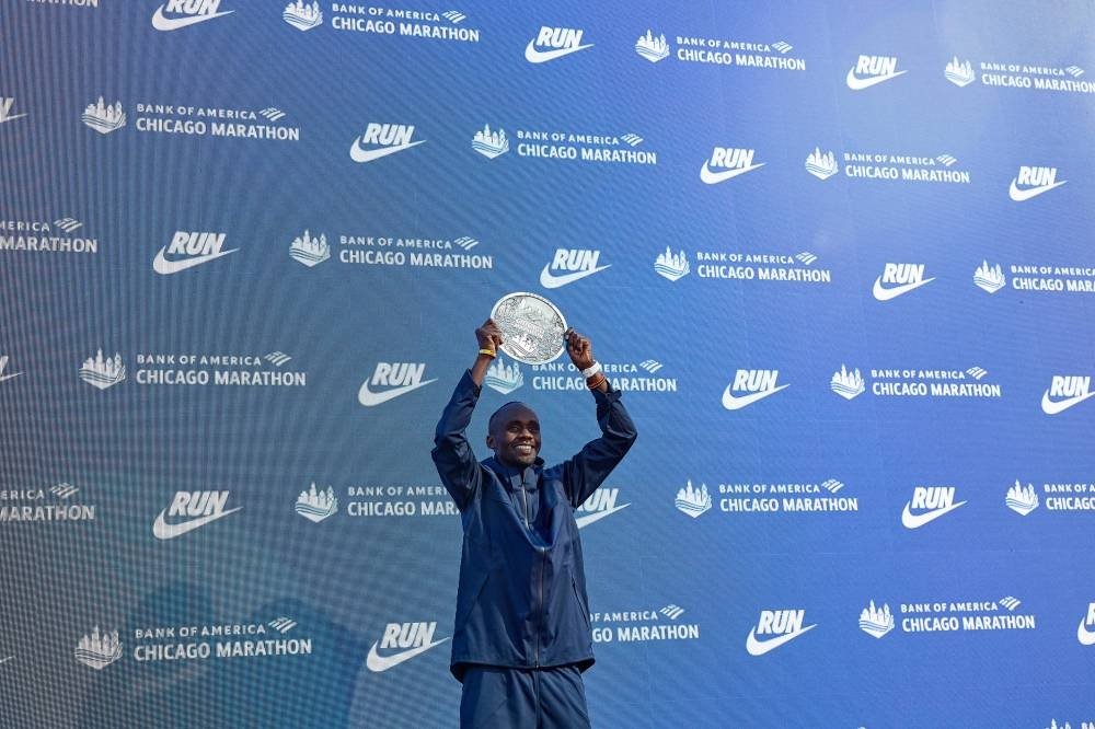 Uganda’s Jacob Kiplimo dominated the Chicago Marathon, finishing in 2:02:23—just off Kelvin Kiptum’s course record—while Kenya’s Amos Kipruto and Alex Masai followed. In the women’s race, Ethiopia’s Hawi Feysa won in 2:14:56. #ChicagoMarathon #JacobKiplimo #Marathon #Athletics