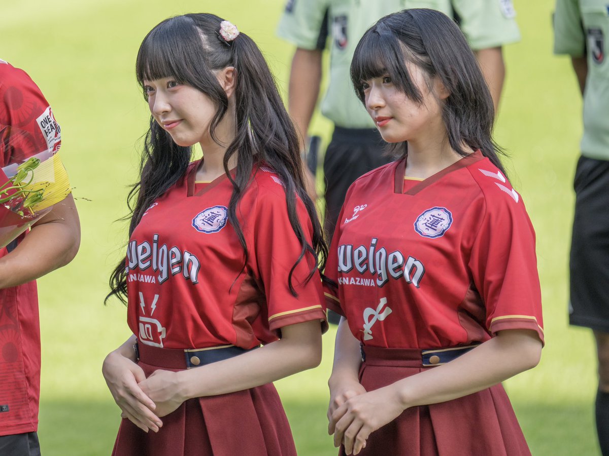 試合前セレモニーの菅叶和さんと進藤あまねさん
