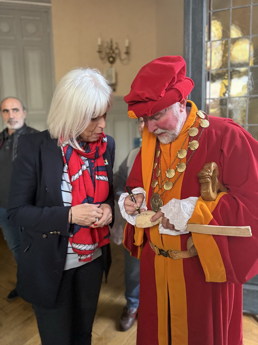 brigitte_liso's tweet photo. Fête des Louches de #Comines aux côtés du Maire Eric Vanstaen 🎉
Trois jours de festivités marqués par le traditionnel jet de louches, devant une foule toujours plus nombreuse et enthousiaste chaque année. Un temps fort emblématique qui fait l’âme de Comines et fait pleinement partie du patrimoine local.
Moment d’exception : j’ai eu l’honneur de recevoir une louche dédicacée par le Président du comité de la Fête Historique des Louches 😉🥄
Bravo une nouvelle fois au Maire, à la Confrérie de la Franche Louche et au comité pour cette édition une nouvelle fois réussie 👏