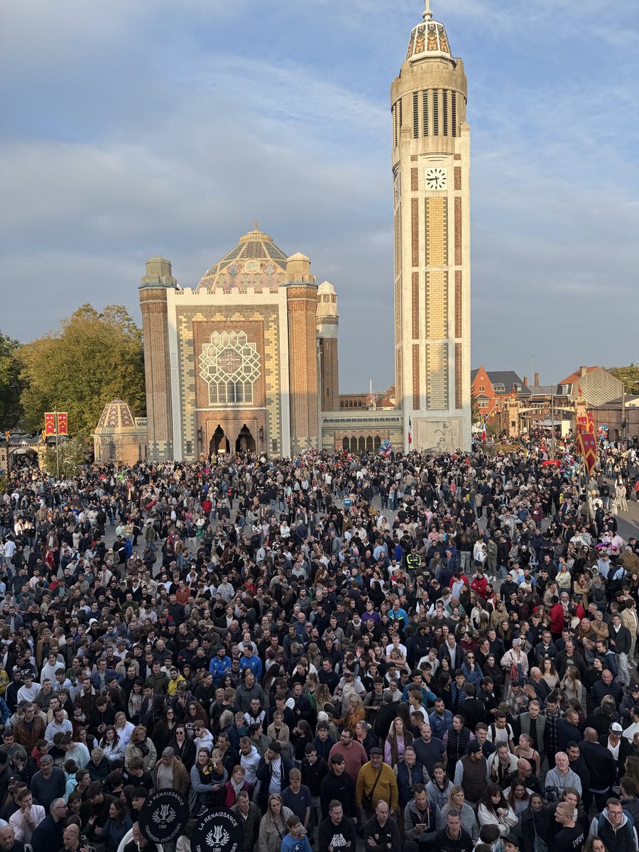 brigitte_liso's tweet photo. Fête des Louches de #Comines aux côtés du Maire Eric Vanstaen 🎉
Trois jours de festivités marqués par le traditionnel jet de louches, devant une foule toujours plus nombreuse et enthousiaste chaque année. Un temps fort emblématique qui fait l’âme de Comines et fait pleinement partie du patrimoine local.
Moment d’exception : j’ai eu l’honneur de recevoir une louche dédicacée par le Président du comité de la Fête Historique des Louches 😉🥄
Bravo une nouvelle fois au Maire, à la Confrérie de la Franche Louche et au comité pour cette édition une nouvelle fois réussie 👏