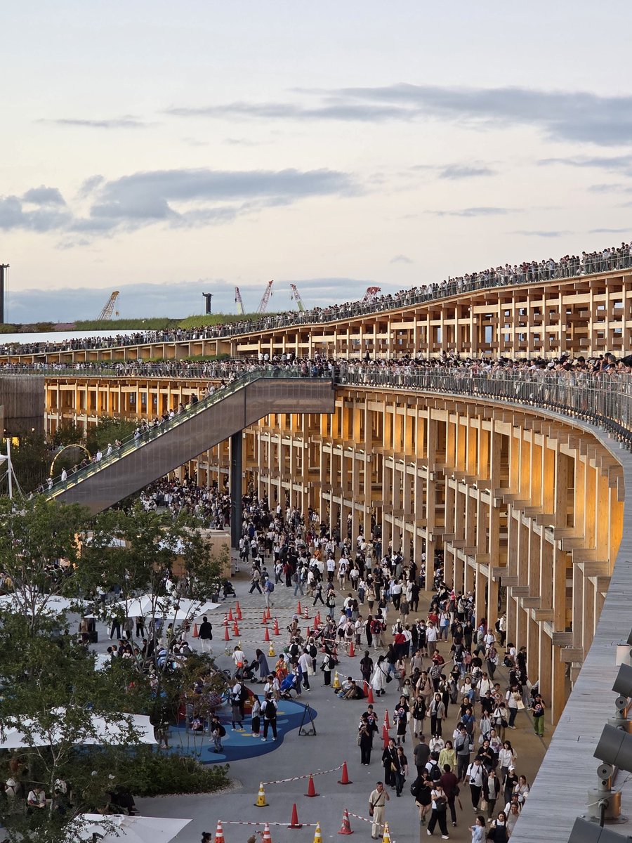 大屋根リングこんなん作り上げた人達やっぱ凄すぎる🤩雨宿りにも日除けにも助かったし このままの形で発掘されたりしたらオーパーツになりそう✨
パビリオンも大屋根リングもなくなるの勿体ないね
2025大阪万博は4日行けた（しか行けなかった）