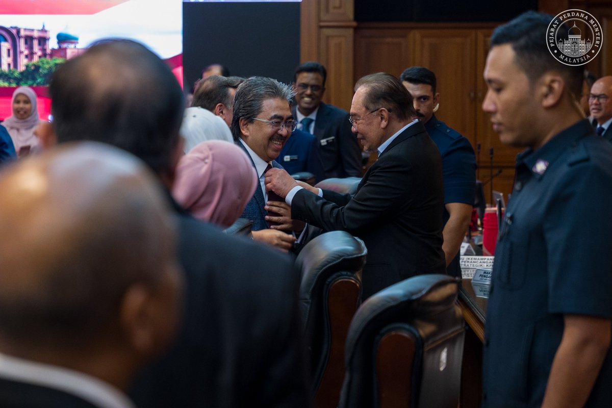 kl_sayang's tweet image. Kemajuan sebenar bukan diukur dengan bangunan pencakar langit, tetapi dengan cara rakyat hidup bermaruah. Pembangunan Malaysia mesti maju seiring dengan rakyat, bukan meninggalkan mereka.

#MalaysiaMADANI #SmartCities #HumanCenteredDevelopment #UrbanPlanning