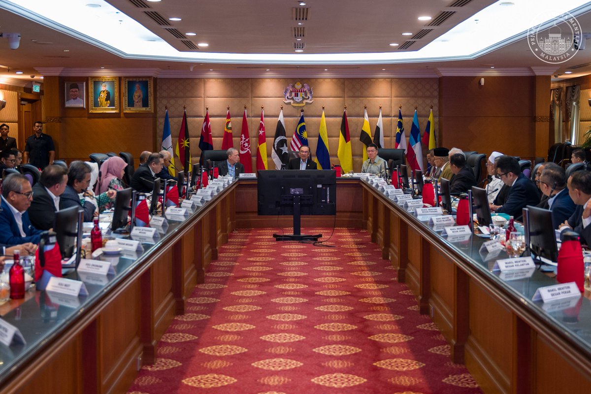 kl_sayang's tweet image. Kemajuan sebenar bukan diukur dengan bangunan pencakar langit, tetapi dengan cara rakyat hidup bermaruah. Pembangunan Malaysia mesti maju seiring dengan rakyat, bukan meninggalkan mereka.

#MalaysiaMADANI #SmartCities #HumanCenteredDevelopment #UrbanPlanning