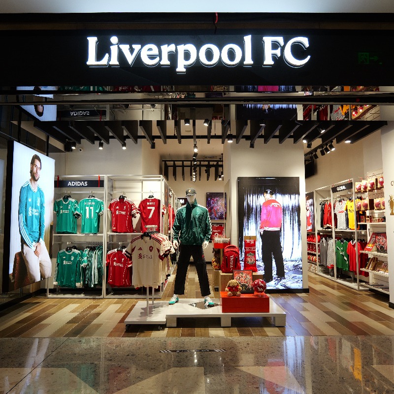 LFC's tweet photo. Former Liverpool star Steve McManaman has helped officially open the club's newest standalone retail store in Shenzhen 👏🛍️