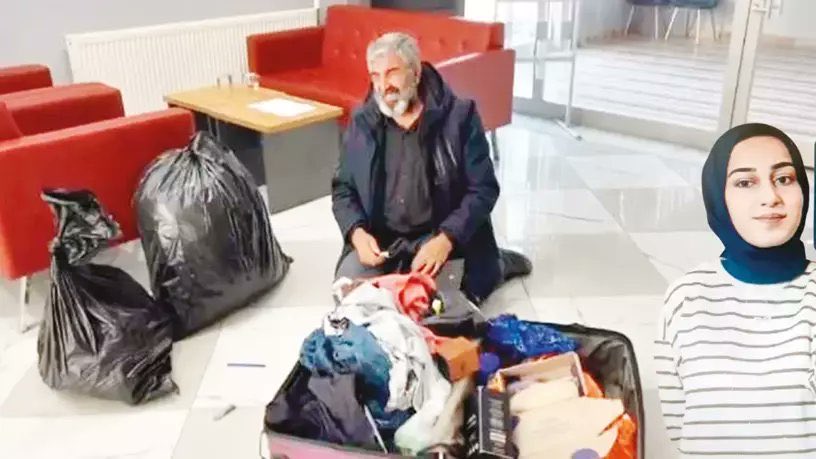 Kızı için verdiği onurlu mücadelede
Rojin’in eşyalarının babasına ÇÖP POŞETİ içerisinde teslim edildiğini UNUTMA!!
#RojineSesOluyorum 
#Rojinsiz1Yıl #RojinKabaiş