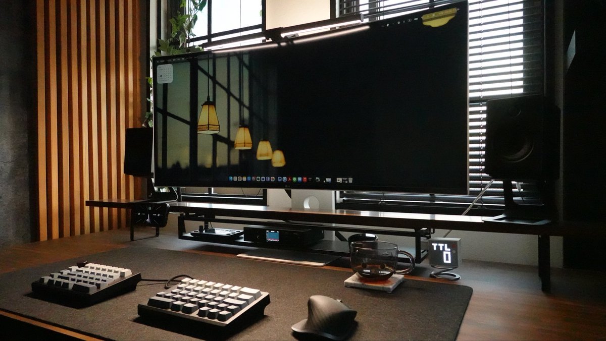 duke_gadget's tweet photo. 片付け完了！
まずはこの配置でやってみよ。

#desksetup 
#ultrafinemoniter 
#LG
#Split70 https://t.co/MeJ73d21uE