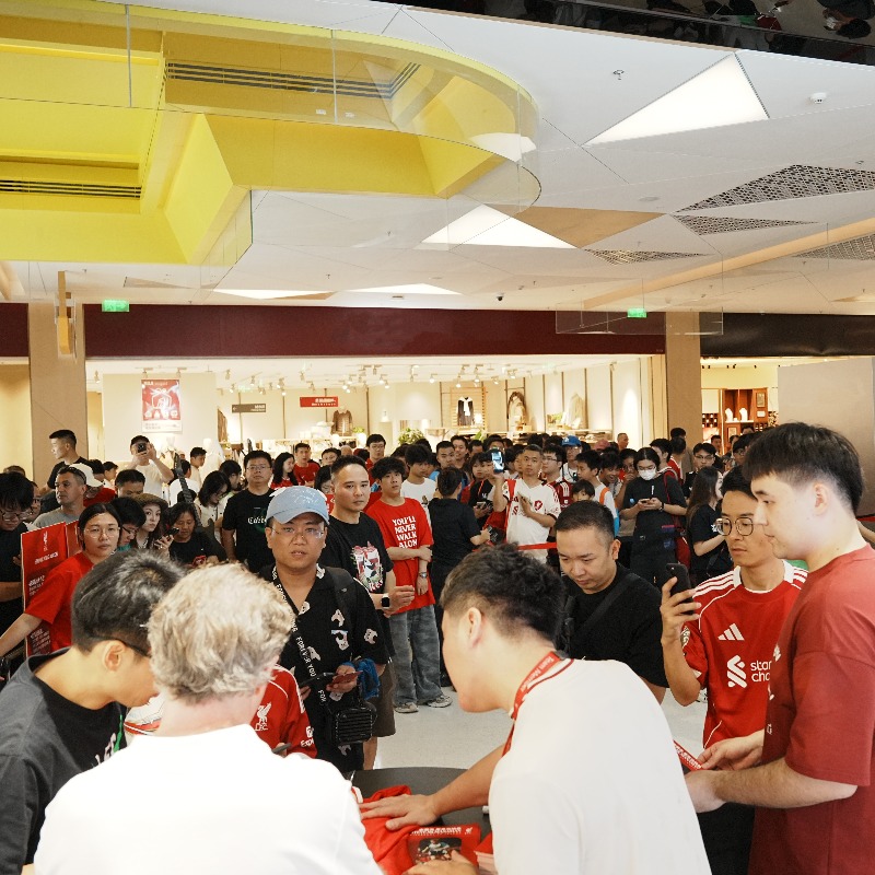 LFC's tweet photo. Former Liverpool star Steve McManaman has helped officially open the club's newest standalone retail store in Shenzhen 👏🛍️