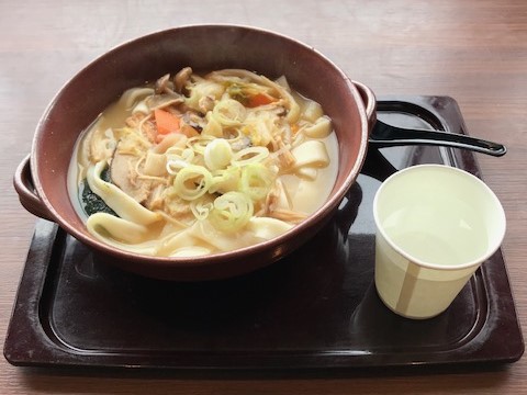 JapanGuide_JGR's tweet photo. 全国通訳案内士（ガイド）の魅力のひとつは、「自分自身の成長がゲストの満足度、笑顔に直結する」こと。

富士登山の下見では、天候・ルート・時間配分・装備・安全対策に加え、ご来光やお鉢巡り、剣ヶ峰、お食事も自分の目で一つずつ確認。「お客様にもっと楽しんでもらいたい！」という気持ちが、準備の質を高め、対応力や引き出しの幅が自然と広がっていきます。

そしてツアー本番で、ゲストの笑顔や「ありがとう」の一言をもらえた瞬間に、努力が報われる喜びを実感できます☀️
