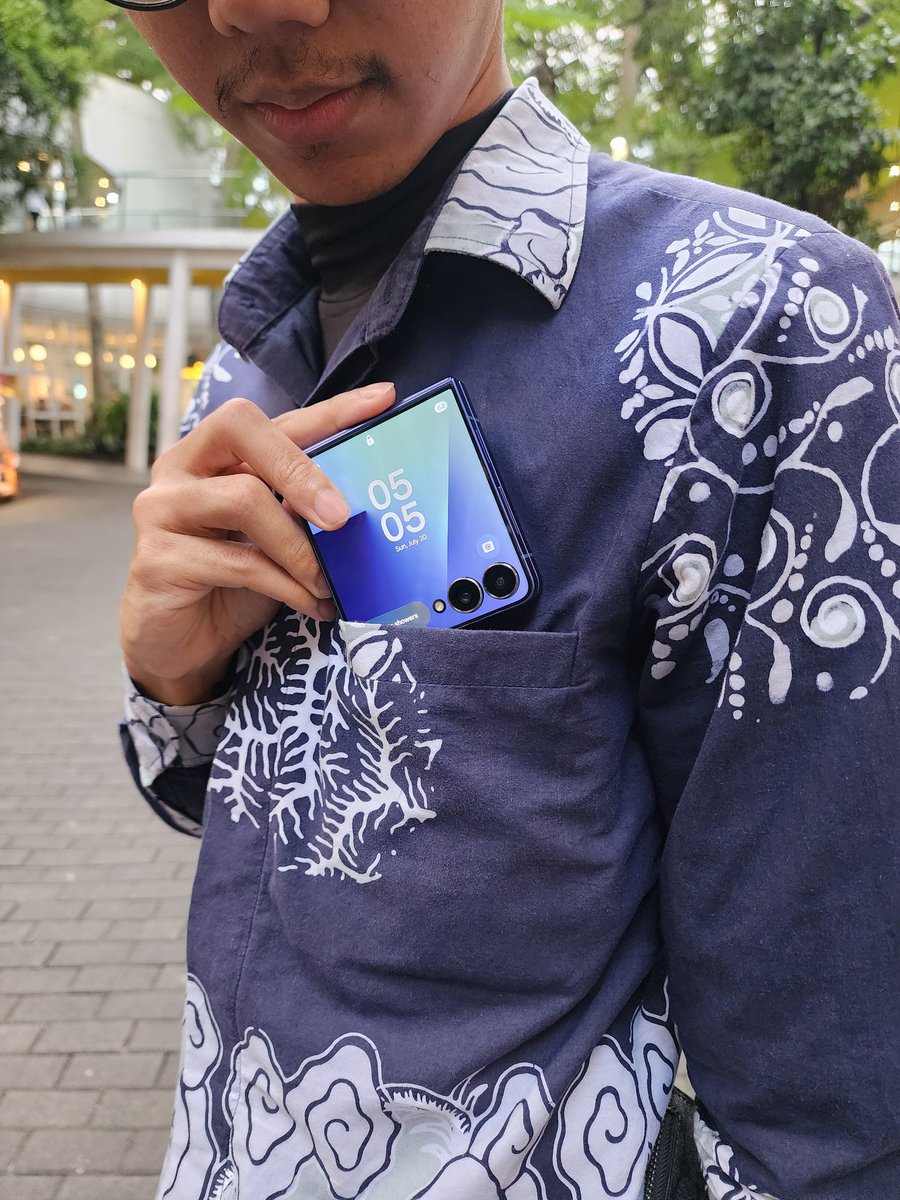 uqiuqianisme's tweet photo. Galaxy Z Flip7 sama seperti dompet mungil yang bisa dengan mudahnya masuk ke saku kemeja/jaket ini
#PocketableAndHandy #SamsungMembersMisson #MissionDay13 #14DayStreak https://t.co/ue2CqoyBYW